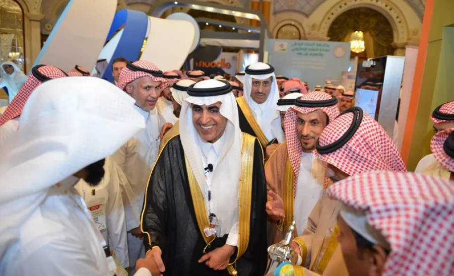 معالي وزير التعليم ومعالي مدير الجامعة يدشنان جناح عمادة التعليم الإلكتروني في المعرض الدولي الرابع  - 