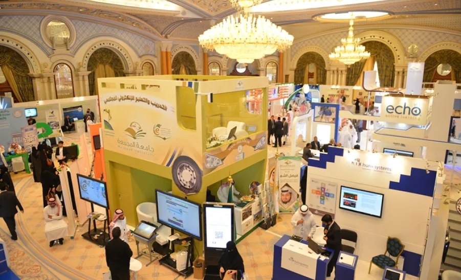 عمادة التعليم الإلكتروني تقيم دورات مجانية عن بعد لزوار جناح العمادة في المعرض المصاحب للمؤتمر الدولي - 