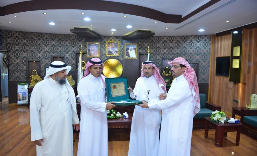 معالي مدير الجامعة يتسلم التقرير الدوري لقسم الرقابة بإدارة المتابعة - 