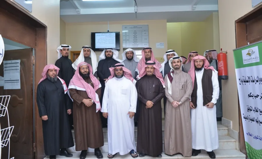 معالي مدير الجامعة يقوم بجولة تفقدية على قاعات الطلاب للاطلاع على سير الاختبارات وأداء الأقسام في كلية العلوم والدراسات الإنسانية برماح - 