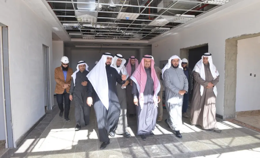 معالي مدير الجامعة يقوم بزيارة لمشروع المباني العاجلة برماح - 
