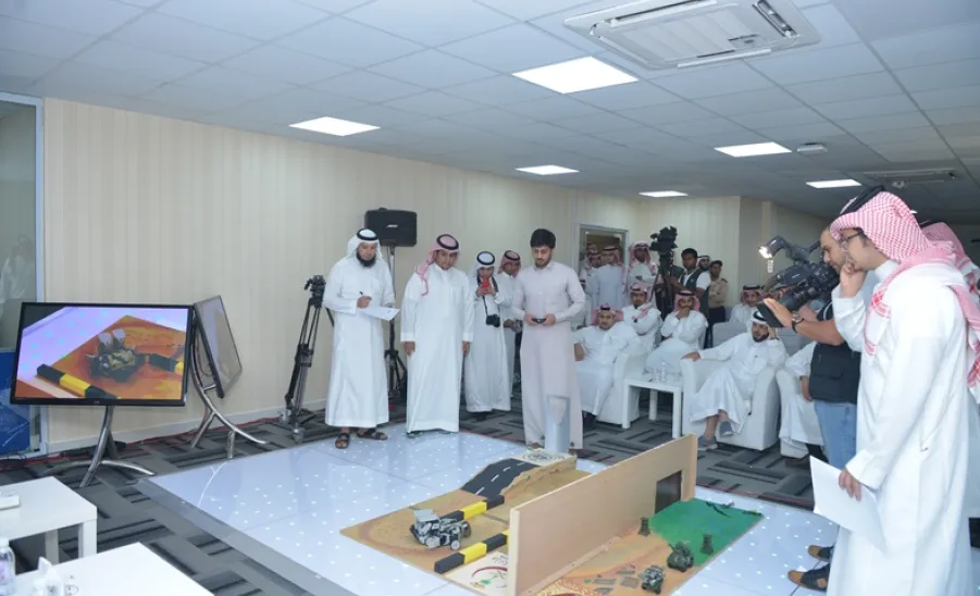 معالي مدير الجامعة يرعى مسابقة روبوت الحزم في كلية الحاسب والمعلومات ، ويدشن الحقائب التدريبية للروبوت التعليمي  - 