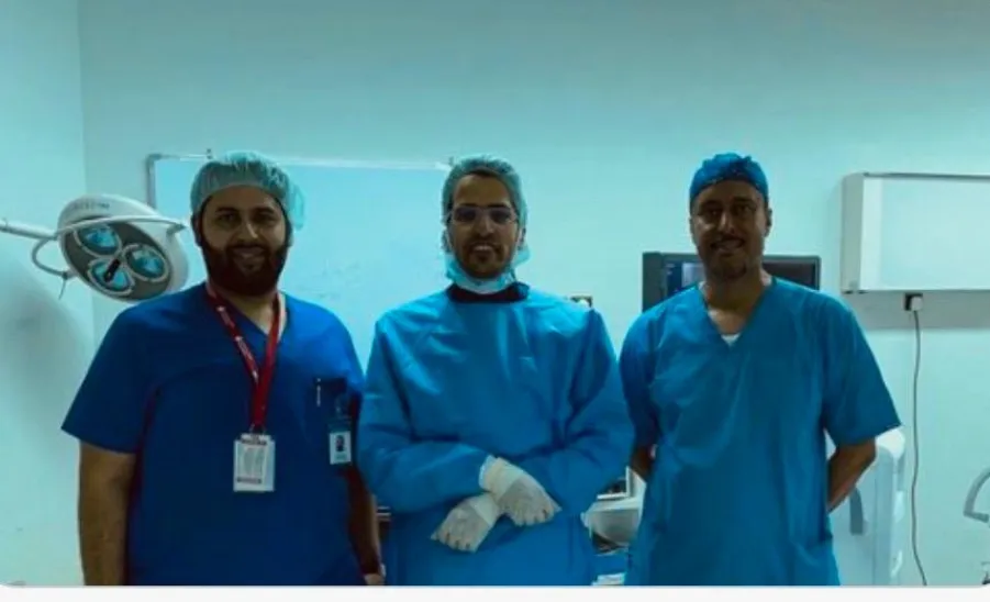فريق طبي من الجامعة ينهي معاناة مريضة بزراعة محفز أعصاب أسفل العمود الفقري -  