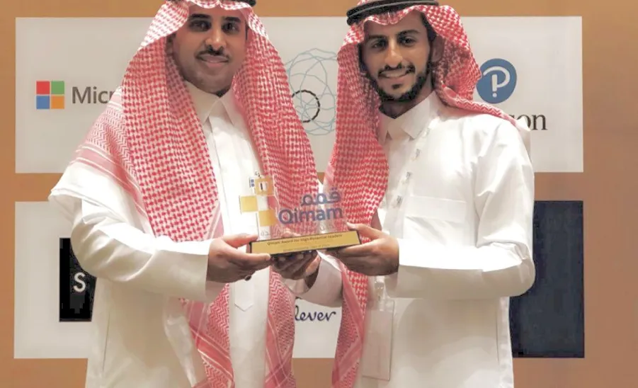 في ختام برنامج قمم 2019: الطالب يزيد المطيري يحصد وسام قمم للقيادات الواعدة - 