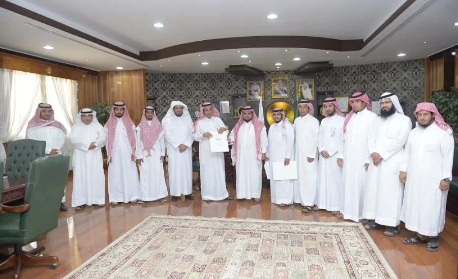 معالي مدير الجامعة يتسلم التقرير السنوي للإدارة العامة للخدمات ووثيقة الجامعة لخدمة النقل الجامعي - 