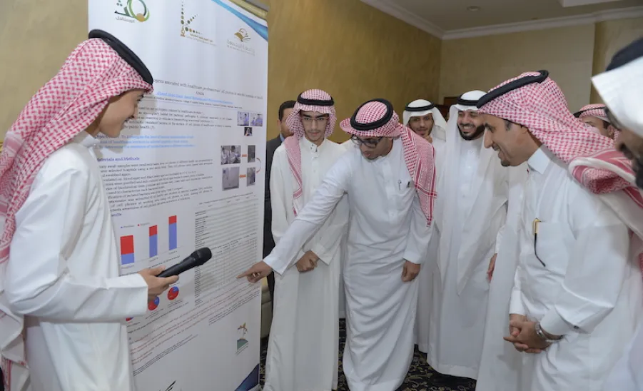الجامعة تقيم حفل تكريم المشاركين في مبادرة ( باحث المستقبل ) - 