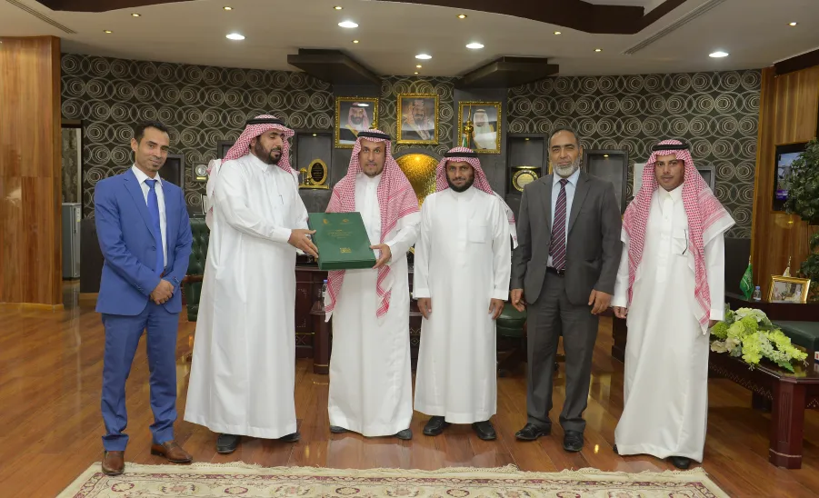 وفد من كلية العلوم والدراسات الإنسانية برماح يزور معالي مدير الجامعة - 