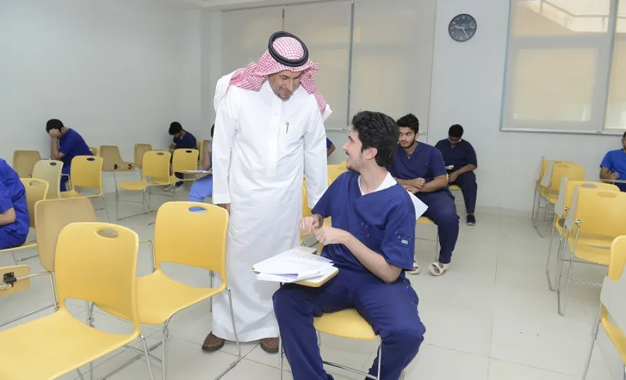 معالي مدير الجامعة يقوم بزيارة تفقدية لكلية الطب - 