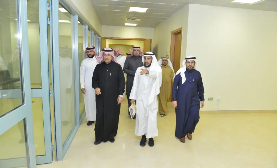 معالي مدير الجامعة يزور عمادة القبول والتسجيل للاطلاع على سير العمل في العمادة - 