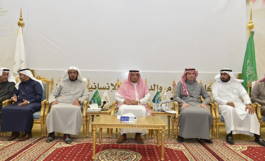 معالي مدير الجامعة يرأس الاجتماع التشاوري بكلية العلوم والدراسات الإنسانية برماح - 