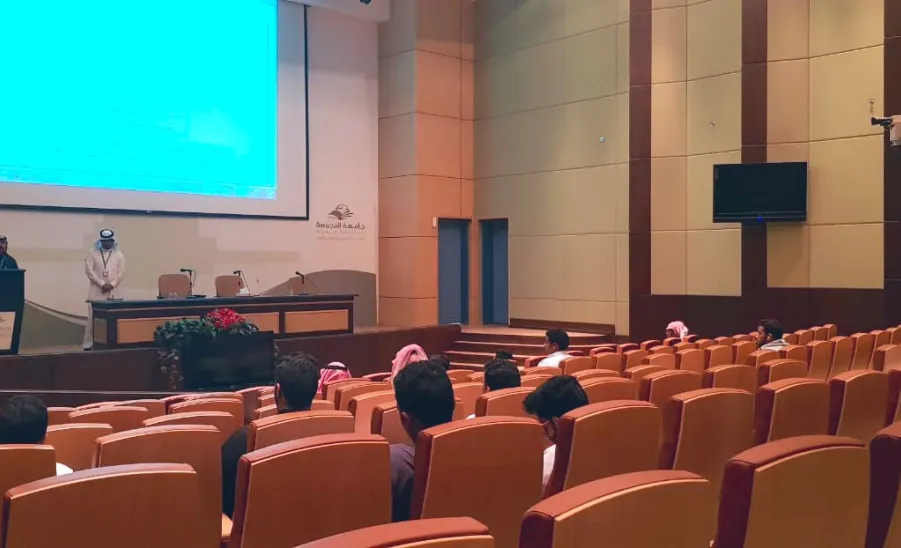 عمادة شؤون الطلاب تقيم برنامج الوعي المالي لطلبة الجامعة - 