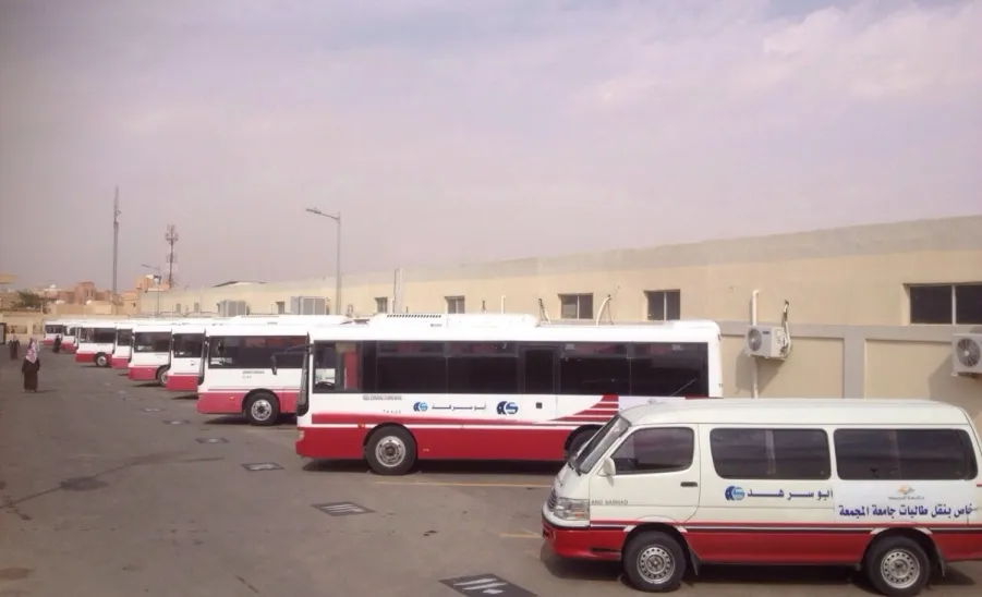 الجامعة تعلن عن استكمال مشروع نقل الطالبات للعام الجامعي 1436/1437هـ من خلال تسيير180 حافلة لنقل 6000 طالبة - 