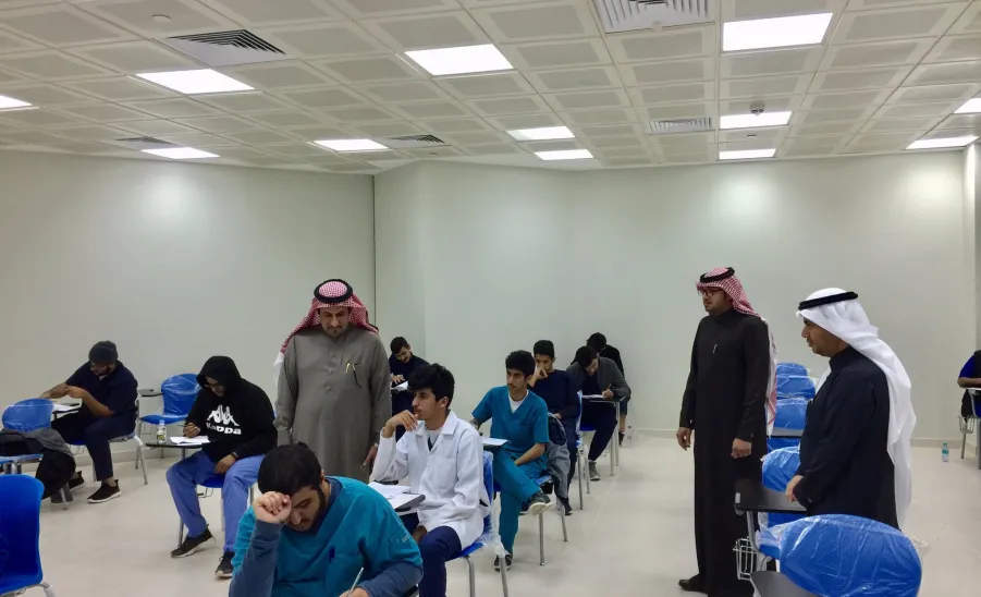 معالي مدير الجامعة يقوم بزيارة تفقدية لكليتي الطب والعلوم الطبية التطبيقية - 