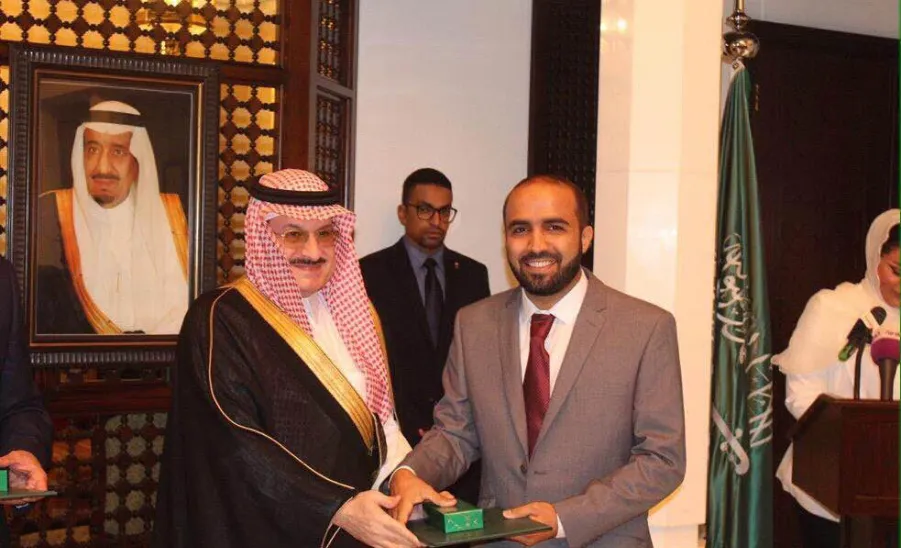 تكريم المبتعث علي السعوي من قبل سفير خادم الحرمين الشريفين في بريطانيا - 