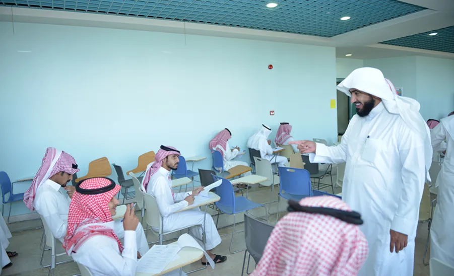 وكيل الجامعة يتفقد الاختبارات التحريرية للمسابقة الوظيفية الإدارية والفنية بالجامعة - 