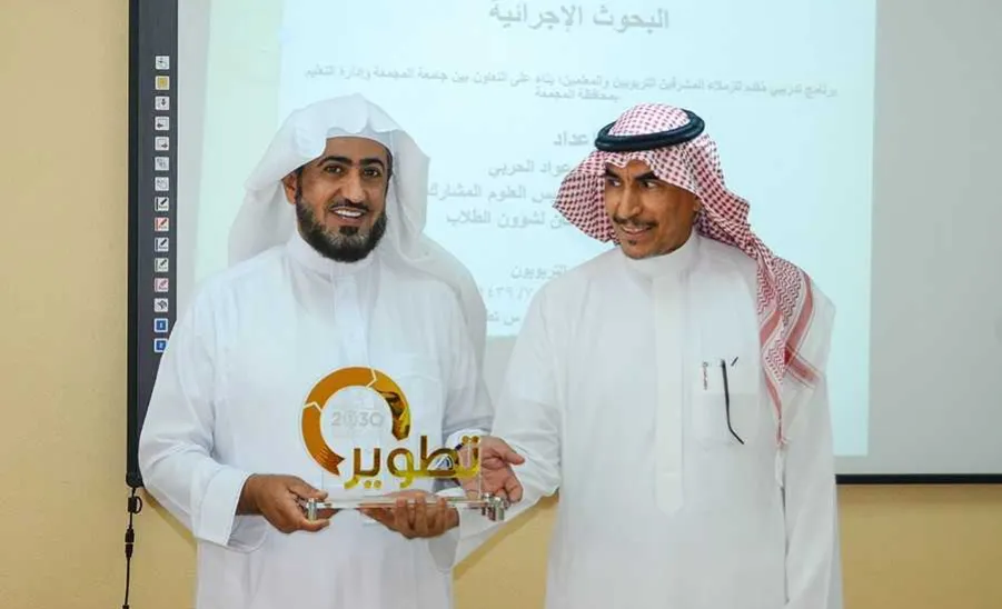وكيل الجامعة يختتم برنامج البحث الإجرائي ويسلم الشهادات للمشاركين - 