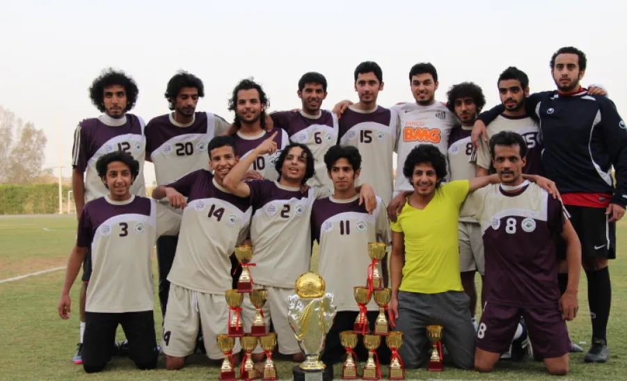 طلابُ كلية التربية يُحَقِّقون كأس معالي مدير الجامعة -  