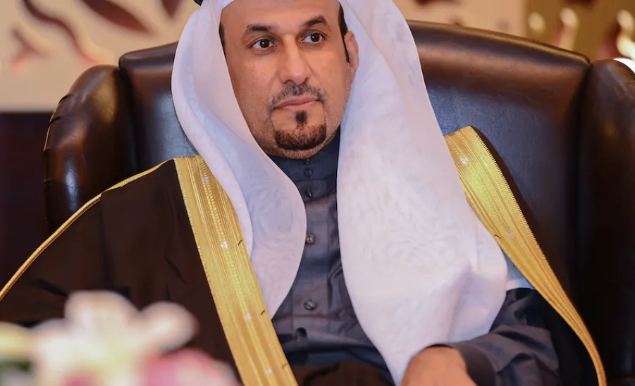 بتوجيهات معالي مدير الجامعة : تسليم نسخة من نظام النقل الجامعي لجامعة الطائف - 