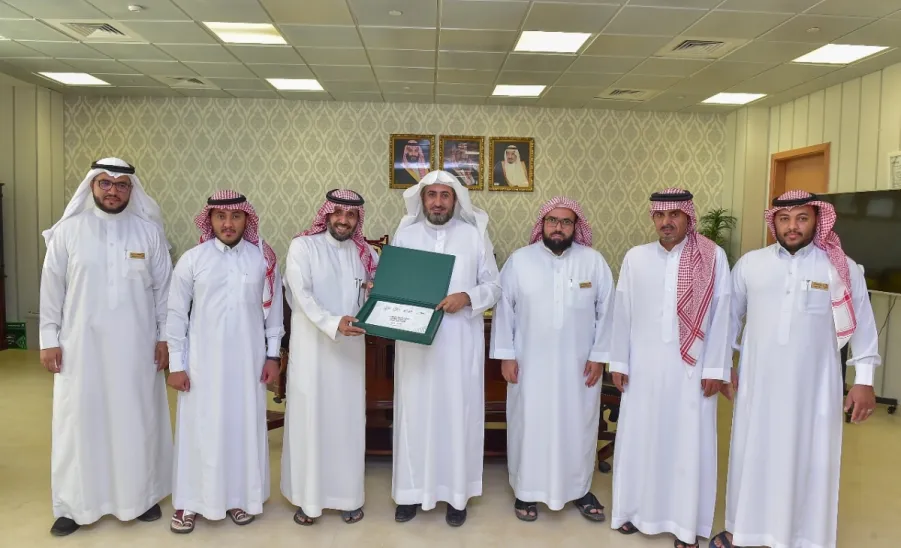 منسوبو عمادة شؤون الطلاب يزورون وكلاء الجامعة ويقدمون تقرير العمادة الختامي - 