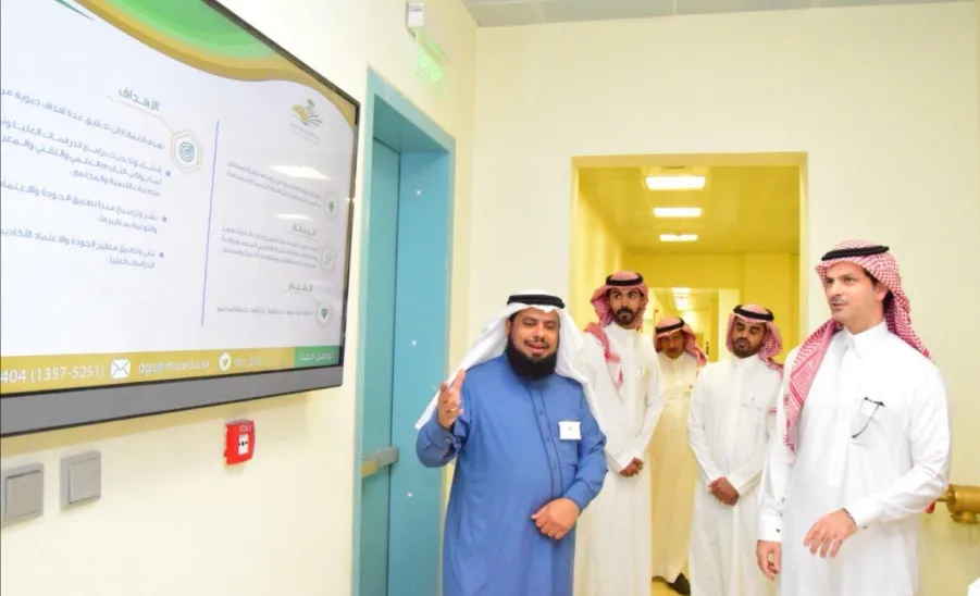 وكيل الجامعة للدراسات العليا والبحث العلمي يزور عمادة الدراسات العليا - 