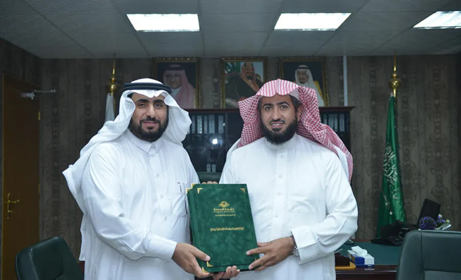 وكيل الجامعة يزور كلية العلوم والدراسات الإنسانية برماح ويتسلم نسخة من التقرير السنوي للكلية - 