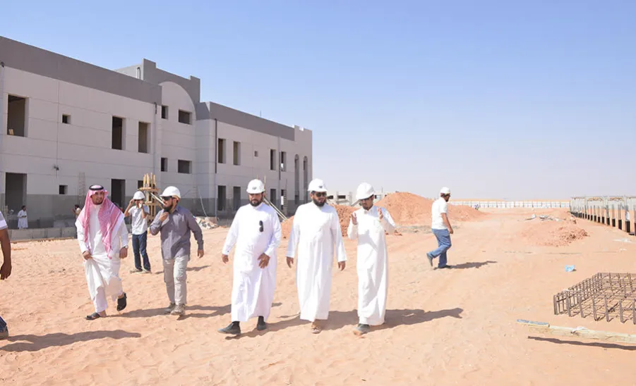 وكيل الجامعة يتفقد مشروع المباني العاجلة لكلية العلوم والدراسات الإنسانية برماح - 