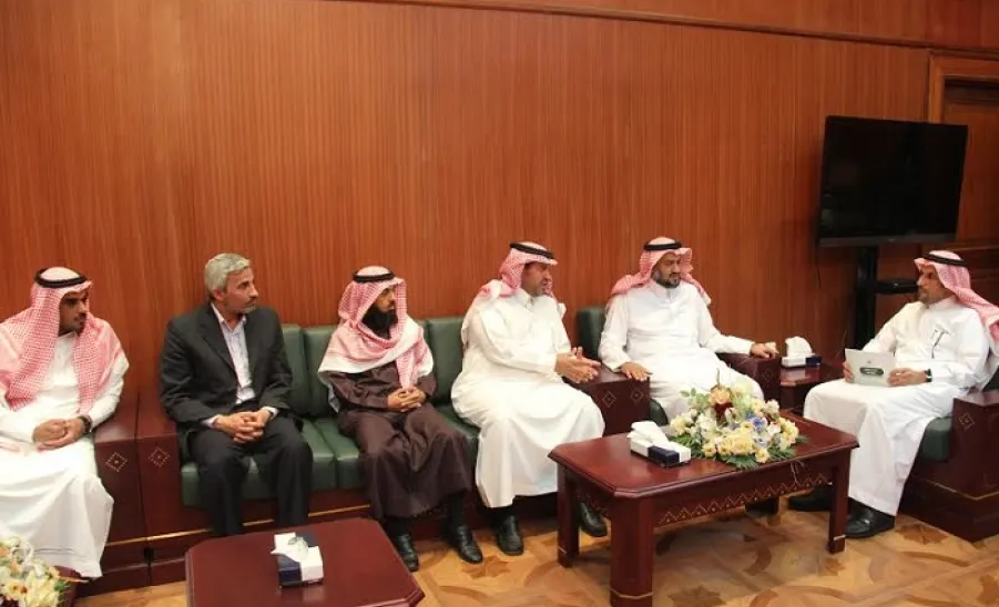 زيارة فريق من الإدارة العامة للتخطيط والتطوير الإداري لمعالي مدير الجامعة - 