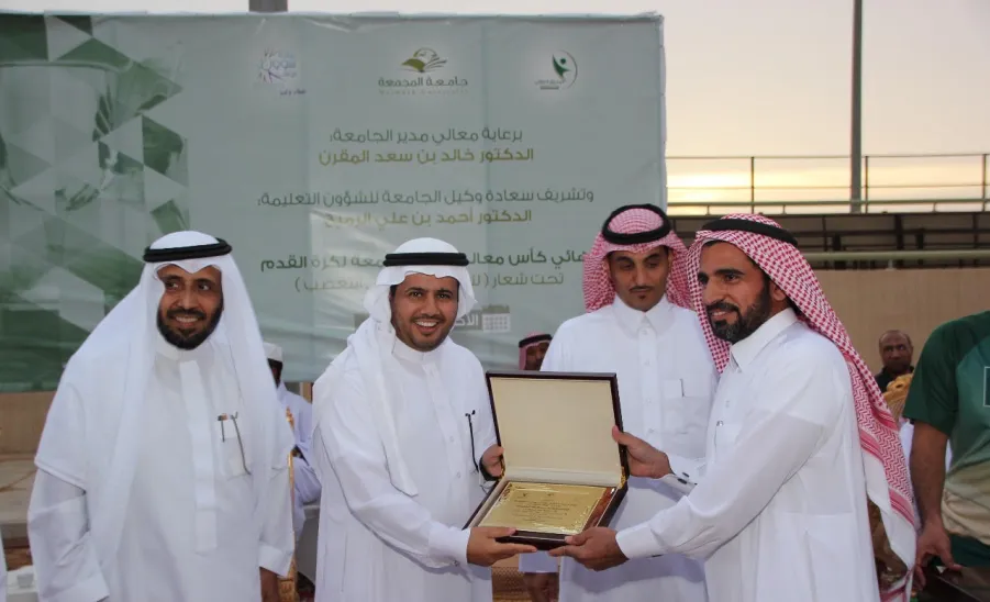 وكيل الجامعة للشؤون التعليمية يتوج كلية التربية بالزلفي بكأس معالي مدير الجامعة لكرة القدم -  