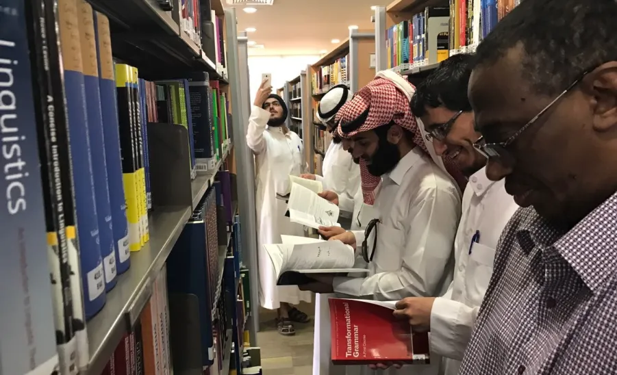 زيارة عدد من طلاب قسم اللغة الإنجليزية للمكتبة المركزية في الجامعة - 