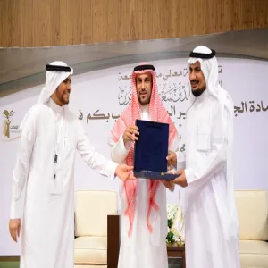 معالي مدير الجامعة يكرّم عميد كلية التربية بالمجمعة لحصول الكلية على المركز الثاني في جودة الأداء