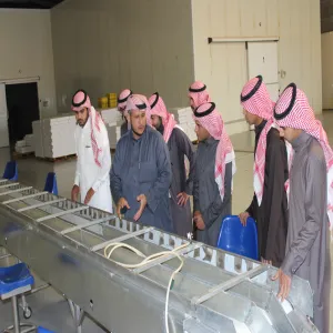 كلية التربية بالزلفي تزور مصنع التمور
