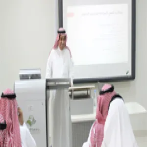 سعادة رئيس قسم القانون د. خالد بن عبدالله الشافي يقيم لقاء مع خريجي قسم القانون