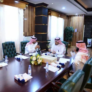 معالي مدير الجامعة يتسلم الخطة التطويرية لإدارة المراجعة الداخلية