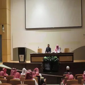 مركز التوجيه والإرشاد الطلابي يقدم برامجه التوجيهية والإرشادية في سبع كليات بالجامعة