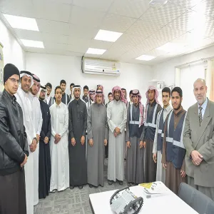 وكيل الجامعة المشرف على عمادة التعليم الإلكتروني يزور معمل تطبيقات الروبوت التعليمي بكلية الهندسة