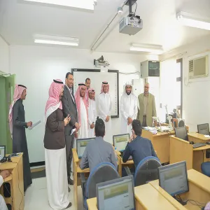 وكيل الجامعة يتفقد مركز الاختبارات الإلكترونية في كلية المجتمع والمدينة الجامعية بالمجمعة