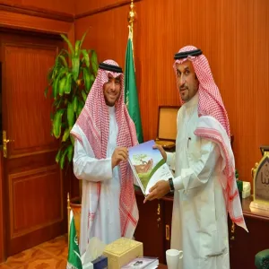 معالي مدير الجامعة و وكيليها يتسلمون التقرير السنوي لعمادة الجودة وتطوير المهارات