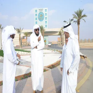وكيل الجامعة يتفقد الأعمال التجميلية في المدينة الجامعية بالزلفي