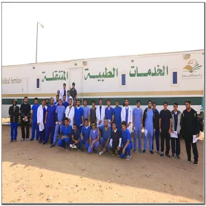 في خدمة المجتمع وفي اطار التعاون بين كلية الطب والخدمات الطبية بالجامعة يقومون بزيارة الى قرية مشرفة