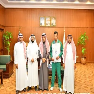معالي مدير الجامعة يكرم الطالب الحاصل على الميدالية الذهبية والفضية في سباق 100م و200م على مستوى الجامعات السعودية