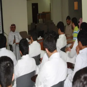 وفد من ثانوية الملك فهد بالمجمعة بزيارة كلية الهندسة