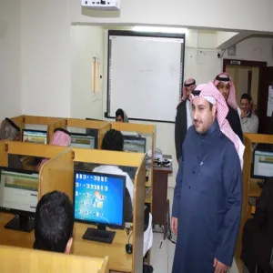 عميد كلية الهندسة يتفقد سير الاختبارات الإلكترونية