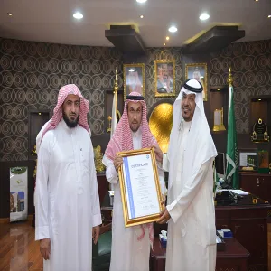 وكيل الجامعة يسلم معالي مدير الجامعة شهادة المطابقة للمواصفة العالمية (OHSAS 18001) لمختبرات كليتي العلوم والعلوم الطبية التطبيقية