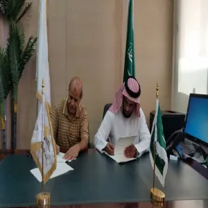 عمادة شؤون الطلاب توقع عقد بيع المستلزمات النسائية
