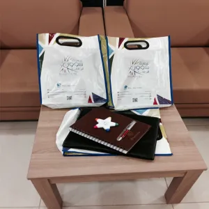 عمادة شؤون الطلاب تقدم هدايا لطلاب وطالبات الجامعة