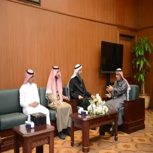 معالي مدير الجامعة يستقبل عميد كلية العلوم الطبية التطبيقية والمبتعث/ عبدالعزيز الكثيري لتهنئته بمناسبة حصوله على جائزة التميز الأكاديمي من أفضل عشر جامعات أمريكية