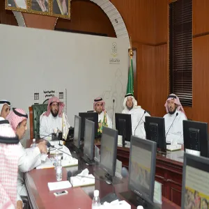 ضمن خطوات التحول للتعاملات الإلكترونية وكيل الجامعة يطلع عل نظام النقل الجامعي الالكتروني والنظام التجريبي لتتبع الحافلات باستخدام تقنية  Rfld