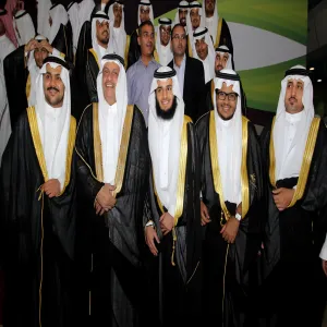 عميد كلية إدارة الأعمال يشارك الخريجين فرحتهم