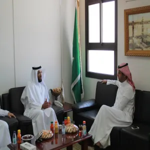عميد شؤون الطلاب يلتقي بعميد كلية المجتمع