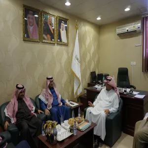 المشرف العام على مكتب معالي مدير الجامعة يجتمع مع مدير ومنسوبي إدارة المتابعة